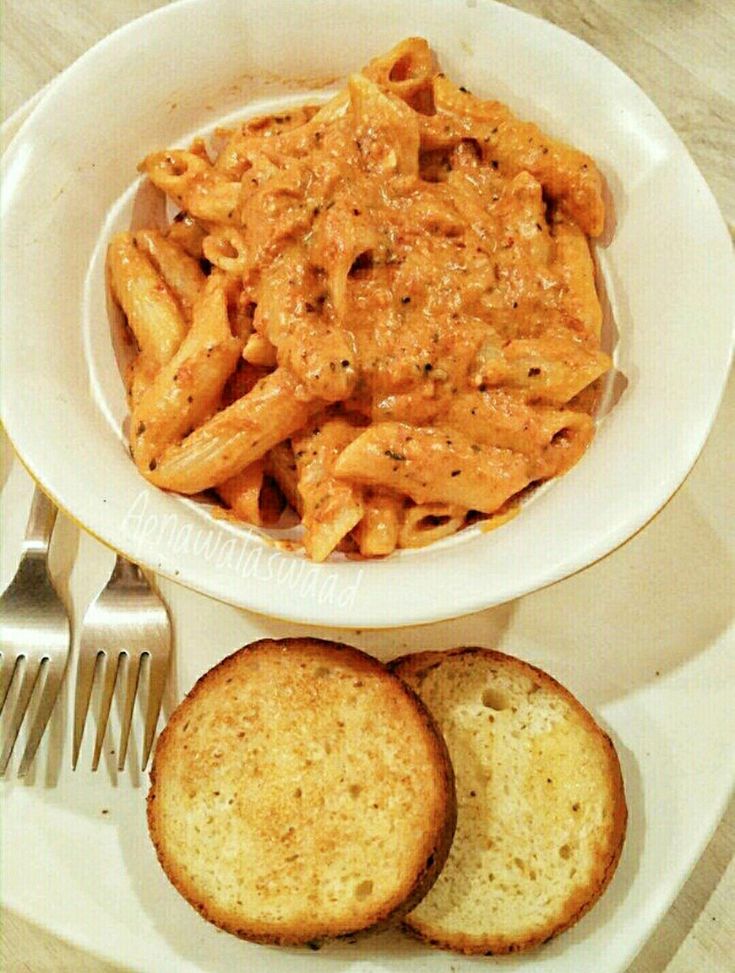 Mix Sauce Pasta with Garlic Bread